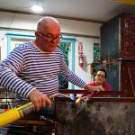 Photo by David Welton
John de Wit applies flame to a piece of glass.