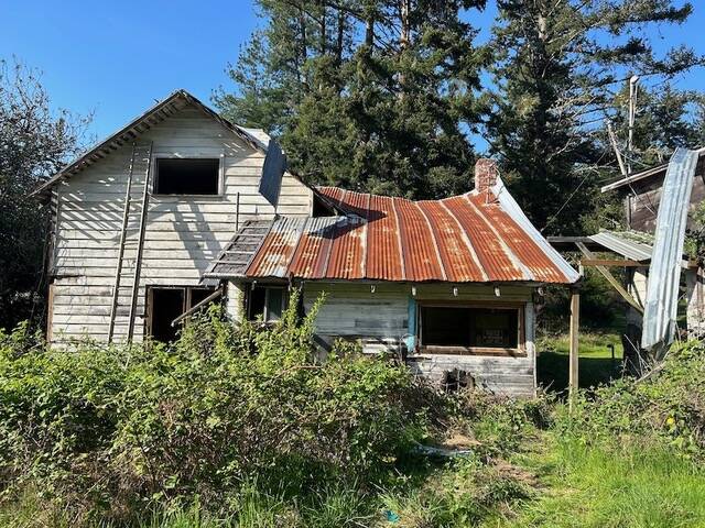 Photo courtesy of Marian Myszkowski
The before view of a house set to be demolished on Langley Road before an intact log cabin was discovered within its walls. The cabin possibly dates back to the 1850s to 1880s. An addition of a kitchen and bathroom in the 1930s also added siding and interior walls that enclosed the timber frame.