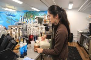 Photo by Luisa Loi
Sylvia Romero prepares drinks for students.
