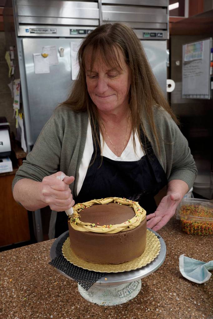 Photo by David Welton
Pia Stewart concentrates on frosting her autumn-themed cake.