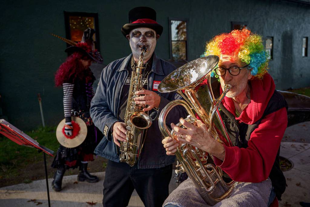 Robert Coale and Bruce Hanson of Sound Machine Honk! Band provided music. (Photo by David Welton)