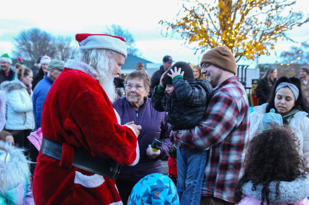 Santa interacts with an excited young fan. (Photo by Luisa Loi)