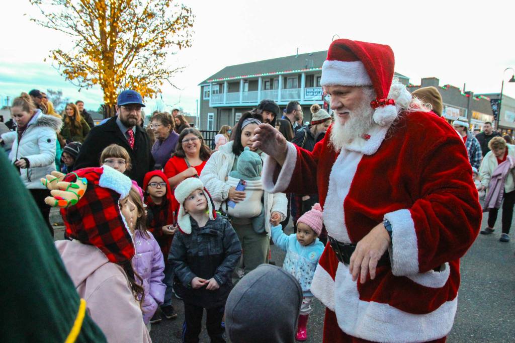Santa walks around Pioneer Way to greet children. (Photo by Luisa Loi)
