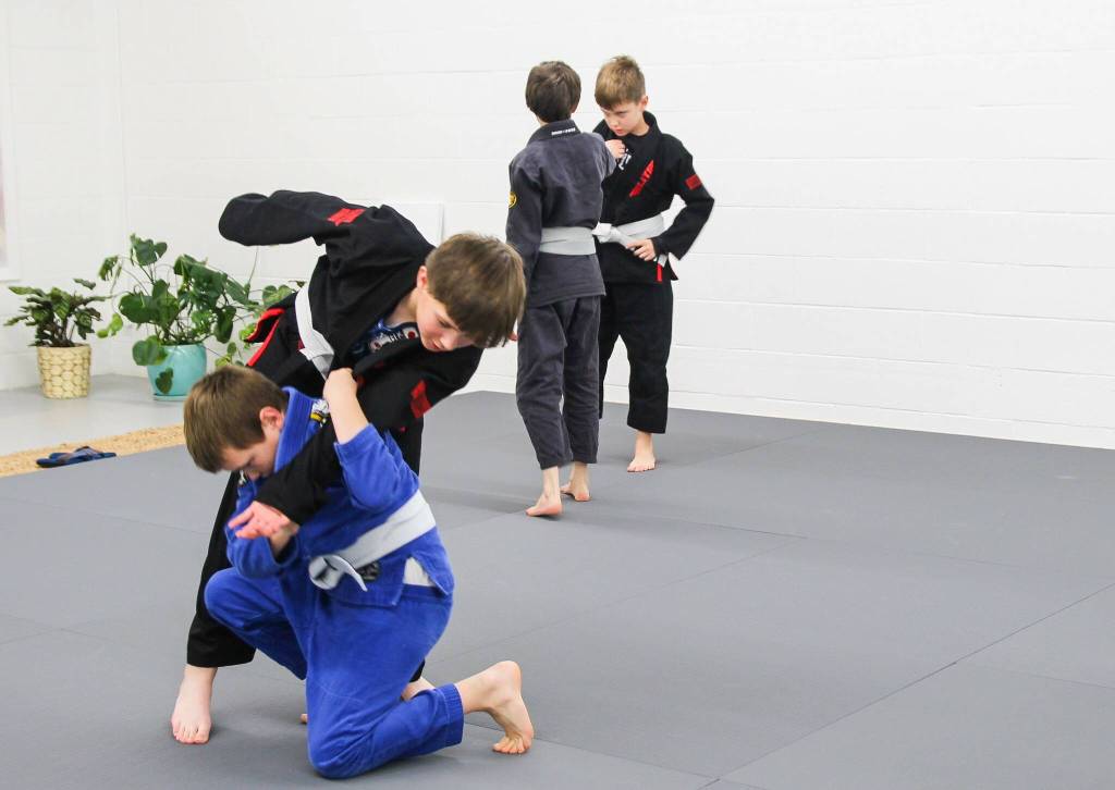 A young athlete throws his opponent to the ground. (Photo by Luisa Loi)