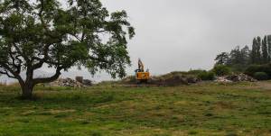 Photo by Luisa Loi
The beach house on top of the bluff was recently demolished.