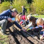 (Photo by Luisa Loi)
School Farm Manager Brian Kenney helps out South Whidbeys budding farmers, including at left Jackson Poolman , Finn Schierholtz, Conor Iblings, Neve Hoelting and Ellis Wolfe.