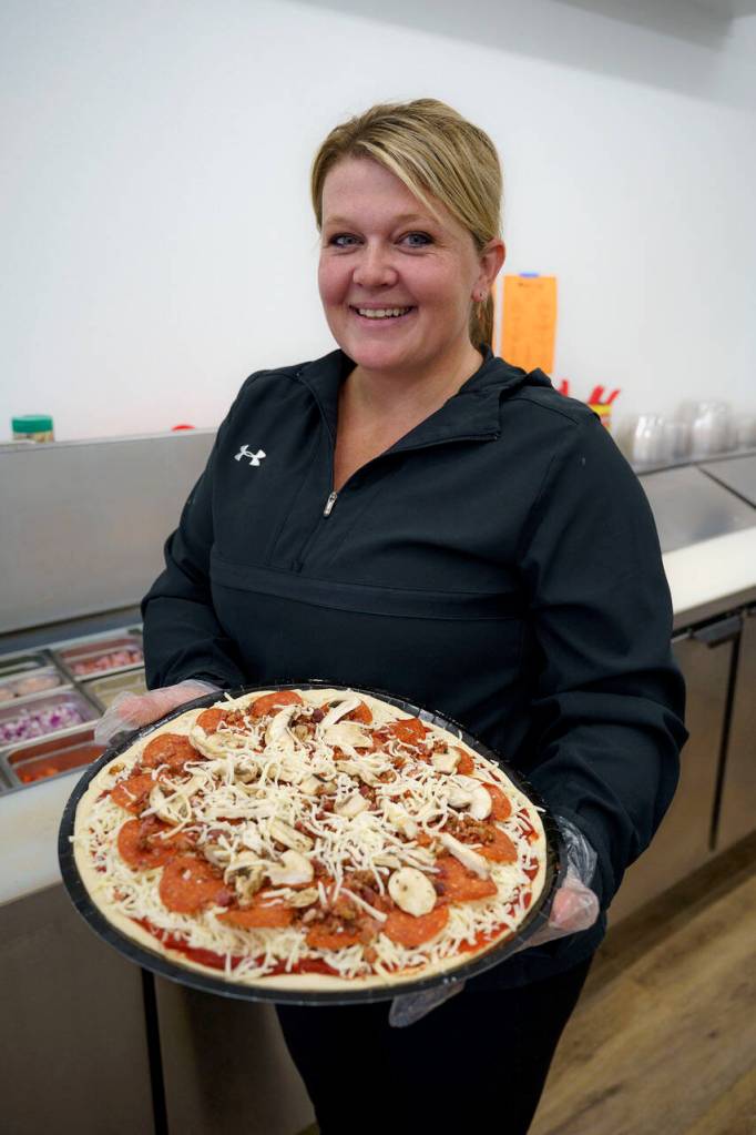 (Photo by David Welton)
Owner Keasha Campbell with a mushroom, pepperoni and bacon pizza.