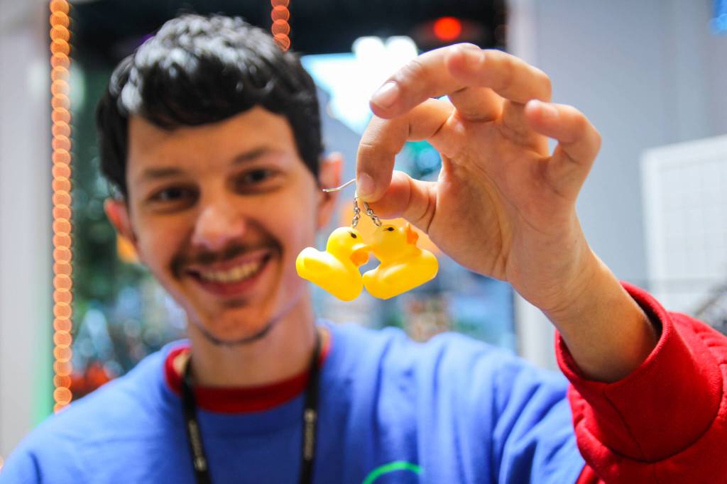 (Photo by Luisa Loi)
Rubber ducky earrings.