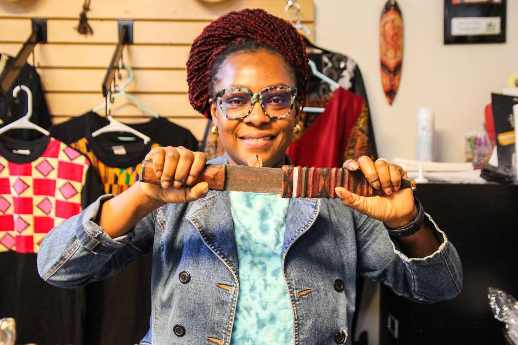 (Photo by Luisa Loi)
Dei shows an African knife.