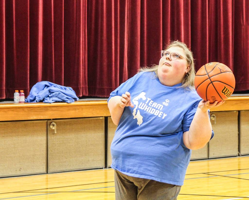 (Photo by Luisa Loi)
Emily Nord prepares to shoot. She is also active in bowling, swimming and bocce ball.