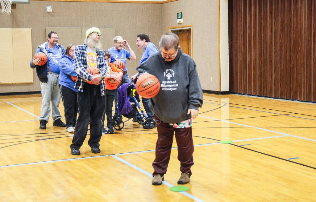 (Photo by Luisa Loi)
Christopher Strader dribbles the ball before shooting.