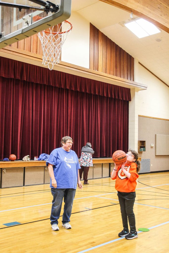 (Photo by Luisa Loi)
Coach Shari Mays gives Lydia Vaughan some words of encouragement before she throws the ball.