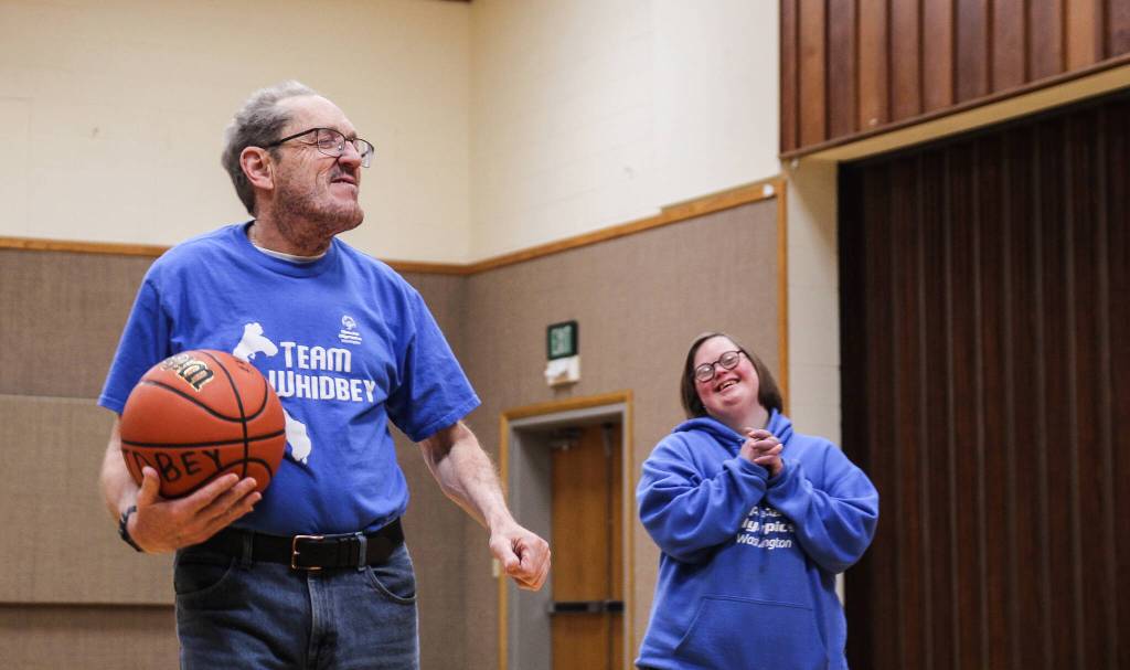 (Photo by Luisa Loi)
At right, Dagny Schellenberg roots for teammate Michael Murcrey. Coach Shari Mays said she has never met a more supportive team.