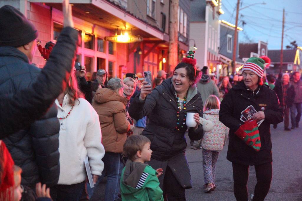 Photo by Marina Blatt
The crowd is full of happy children and adults alike, enjoying each others company at the Coupeville parade on Dec. 6.